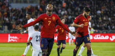AMÁN (JORDANIA), 17/11/2022.- El delantero de España Ansu Fati (c) celebra tras marcar el 0-1 durante el encuentro amistoso entre las selecciones España y Jordania, este jueves en el Estadio Internacional de Amán, Jordania, antes del inicio de la Copa del Mundo Qatar 2022. EFE/Pablo García/RFEF SOLO USO EDITORIAL, SOLO DISPONIBLE PARA ILUSTRAR LA NOTICIA QUE ACOMPAÑA (CRÉDITO OBLIGATORIO)