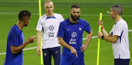 Soccer Football - FIFA World Cup Qatar 2022 - France Training - Al Sadd SC Stadium, Doha, Qatar - November 17, 2022 France's Karim Benzema and Raphael Varane during training REUTERS/Kai Pfaffenbach