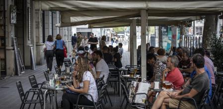 17 - 09 - 2022 / Barcelona / Avenida Paral.lel / Foto: Llibert Teixidó - Gente em terrazas viendo un partido del F.C. Barcelona Barça