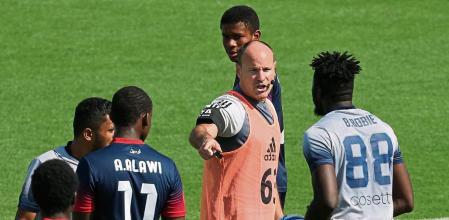 Soccer Football - FIFA World Cup Qatar 2022 - Referees training session - Qatar Sports Club, Doha, Qatar - November 18, 2022 Referee Antonio Mateu with players during a practice match REUTERS/Marko Djurica