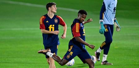 El centrocampista Gavi con su compañero Ansu Fati, dos de los jugadores más jovenes durante un entrenamiento en Doha