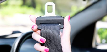 Con el paso del tiempo o según el uso que se le dé al coche el cinturón de seguridad puede perder el aspecto original 