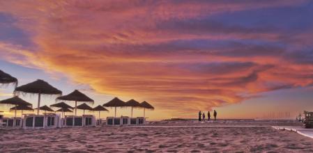 Gran nube lenticular al amanecer en Fuengirola.