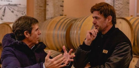 William Levy visita unas bodegas en Valladolid junto a Elizabeth Gutiérrez