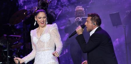 David Bisbal y Rosa López durante el concierto en Almería.