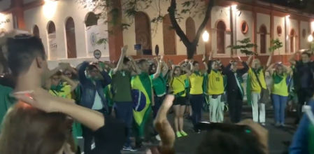 Un usuario que salió a dar una vuelta en bici grabó la surrealista escena