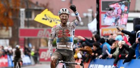 Los belgas Eli Iserbyt y Laurens Sweeck se disputan el liderazgo en un escenario exigente.