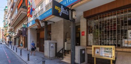 Uno de los edificios de apartamentos turísticos gestionados por MyFlats en Alicante se encuentra en la céntrica calle Navas, junto al Ateneo.