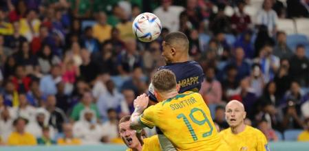 Al Wakrah (Qatar), 22/11/2022.- Kylian Mbappe of France (C) scores the 3-1 during the FIFA World Cup 2022 group D soccer match between France and Australia at Al Janoub Stadium in Al Wakrah, Qatar, 22 November 2022. (Mundial de Fútbol, Francia, Catar) EFE/EPA/Friedemann Vogel