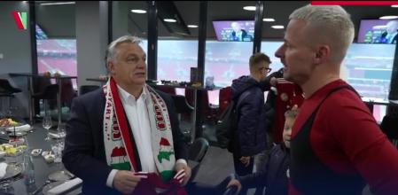 El primer ministro húngaro, Viktor Orbán, con una bufanda con el mapa de la llamada Gran Hungría, con la selección húngara en el Mundial de Qatar, el 20 de noviembre de 2022, en el INSTAGRAM del primer ministro