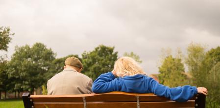 Es recomendable buscar lugares tranquilos para hablar, sin ruido de fondo.