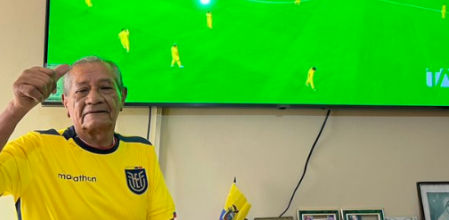 La nieta publicó una imagen de su abuelo con el enorme televisor