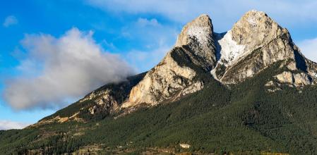 El viento se lleva la nieve del Pedraforca.