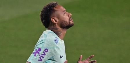 Brazil's forward Neymar prays during a training session at the Al Arabi SC Stadium in Doha on November 20, 2022, just moments before the kick-off of the Qatar 2022 World Cup football tournament. (Photo by NELSON ALMEIDA / AFP)