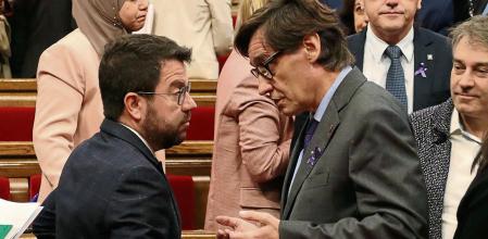El president de la Generalitat, Pere Aragonès, parlant amb el líder del PSC, Salvador Illa.