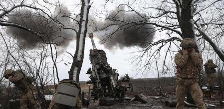 Soldados de Ucrania disparando contra las fuerzas rusas el miércoles en el este del país