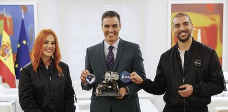 Los astronautas Pablo Álvarez y Sara García Alonso, con Pedro Sánchez