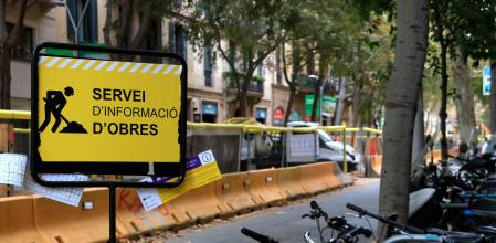 Panell informatiu d'obres al Consell de Cent de Barcelona, que es convertirà en un eix verd de la superilla.