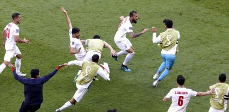 Doha (Qatar), 25/11/2022.- Rouzbeh Cheshmi (top C) of Iran celebrates with teammates after scoring the opening goal during the FIFA World Cup 2022 group B soccer match between Wales and Iran at Ahmad bin Ali Stadium in Doha, Qatar, 25 November 2022. (Mundial de Fútbol, Catar) EFE/EPA/Rungroj Yongrit