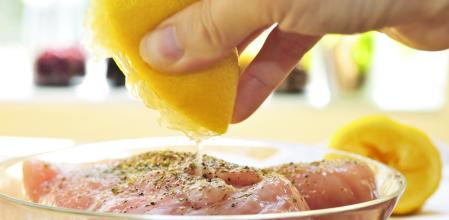 Pollo marinado en limón