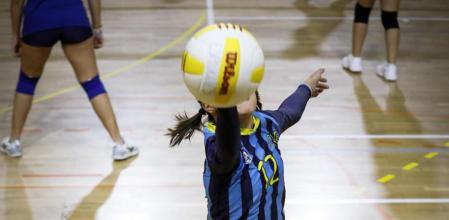 FOTO ALEX GARCIA LAIA, DE 14 AÑOS Y CON SINDROME DE DOWN, ENTRENA A VOLEIBOL CON SU EQUIPO DE ESPLUGUES 2019/11/08