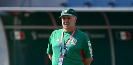 Mexico's Argentinian coach Gerardo Martino leads a training session at Al Khor SC in Al Khor, north of Doha, on November 25, 2022, on the eve of the Qatar 2022 World Cup football match between Argentina and Mexico. (Photo by Alfredo ESTRELLA / AFP)