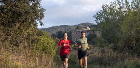 DOS CORREDORES DE MÁS DE 50 AÑOS REALIZAN DEPORTES EN LA ZONA DE TORRE NEGRA DE SANT CUGAT, DENTRO DEL PARC DE COLLSEROLA