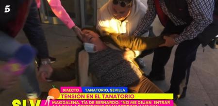 Magdalena se desplomaba a las puertas del tanatorio.