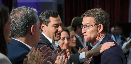 GRAFAND5447. MÁLAGA, 25/11/2022.-El presidente del PP, Alberto Núñez Feijóo (d) y el presidente del PP andaluz y de la Junta de Andalucía, Juanma Moreno (2i), se saludan en la entrega de los premios Junt@s contra la violencia de género donde ha pedido al Gobierno que 