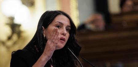 La líder de Ciudadanos, Inés Arrimadas, en una sesión plenaria en el Congreso de los Diputados, a 24 de noviembre de 2022, en Madrid (España). Los Presupuestos Generales del Estado (PGE) para 2023 llegaron al Pleno del Congreso de los Diputados el lunes 21 de noviembre para someterse a la última votación antes de pasar al Senado. El Pleno del Congreso aprueba el proyecto de Presupuestos Generales del Estado para 2023, previsiblemente con una amplia mayoría y con la incorporación de más de doscientas enmiendas, un texto que luego deberá continuar su tramitación en el Senado. Por el momento, el proyecto de ley ya tiene asegurados los 174 votos que necesita para ser aprobado por mayoría simple, PSOE (120), Unidas Podemos (33), PNV (6), EH Bildu (5), PDeCAT (4), Coalición Canaria (2), Más País (2), Compromís (1) y PRC (1). Si ERC confirma su apoyo a las cuentas ampliará la mayoría hasta los 187 votos favorables. El Congreso celebra, tras finalizar el Pleno dedicado a los Presupuestos Generales del Estado para 2023, una nueva sesión en la que se ha programado el debate de toma en consideración de la proposición de ley del PSOE y Podemos para acabar con el delito de sedición por el que fueron condenados los líderes del 'procés'. Además, se vota el impuesto a la banca, energéticas y grandes fortunas.
24 NOVIEMBRE 2022
Alejandro Martínez Vélez / Europa Press
25/11/2022