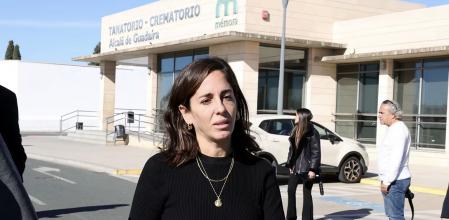 Anabel Pantoja en su salida del tanatorio, este sábado