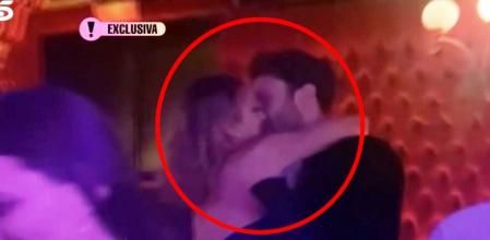 Jorge Pérez y Alba Carrillo se besan en la fiesta de la productora 'Unicorn'