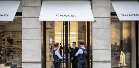 19 - 10 - 2020 / Barcelona / Mossos esquadra Paseo de Gracia - Passeig de Gracia - Mossos patrullando - hablando con responsables de seguridad, guardia, seguratas de las tiendas de paseo de gracia / Foto: Llibert Teixidó