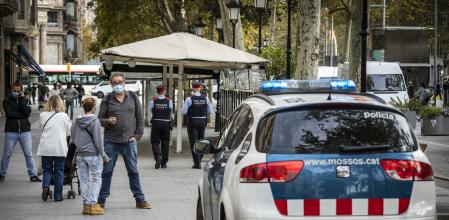 19 - 10 - 2020 / Barcelona / Mossos esquadra Paseo de Gracia - Passeig de Gracia - Mossos patrullando - hablando con responsables de seguridad, guardia, seguratas de las tiendas de paseo de gracia / Foto: Llibert Teixidó