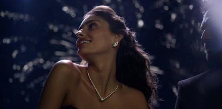 Al ritmo de las ciudades bañadas por la luz, el placer de los preparativos y la euforia de las fiestas, los regalos de la Maison realzan exquisitamente en esta emocionante época del año