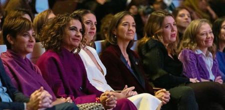 (I-D) La ministra de Política Territorial y portavoz del Gobierno de España, Isabel Rodríguez; la ministra de Hacienda, María Jesús Montero; la ministra de Igualdad, Irene Montero; y la ministra de Industria, Comercio y Turismo, Reyes Maroto, juntas durante la entrega de reconocimientos con motivo del 25N, Día Internacional para la Eliminación de la Violencia contra las Mujeres, en el Museo Nacional Centro de Arte Reina Sofía, a 25 de noviembre de 2022, en Madrid (España). Los reconocimientos son entregados a personas, proyectos e instituciones, que este año 2022 han sido reconocidas por su labor en diferentes ámbitos en la lucha contra las violencias machistas. Este es uno de los actos que se desarrollan en España durante la jornada de hoy para conmemorar el Día Internacional de la Eliminación de la Violencia contra la Mujer declarado por la Asamblea General de Naciones Unidas para sensibilizar a los ciudadanos respecto al problema. El día 25 fue elegido en 1999 por la ONU para rememorar el asesinato en República Dominicana en 1960 de las hermanas Mirabal, activistas políticas que se opusieron a la dictadura del entonces dictador de ese país Rafael Leónidas Trujillo. 25 NOVIEMBRE 2022;IGUALDAD;GÉNERO;VIOLENCIA MACHISTA;MINISTRAS;POLÍTICAS;MUJERES;MUJER;25N; Eduardo Parra / Europa Press 25/11/2022