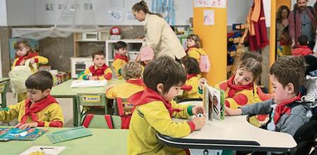 Escuela inclusiva, Aleix de tres años no tiene movilidad muscular , en su clase de tortugas de p-3 esperando antes de una excuersión mientras una compañera le atiende y juega con él, el resto de niños se desviven po él y han tenido que establecer turnos para que no se peleen.. Foto Ana Jiménez