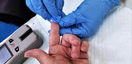 Un pinchazo en un dedo permite conocer el nivel de azúcar en sangre