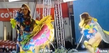 El impactante momento en el que una miss se electrocuta con el micrófono en un certamen de belleza