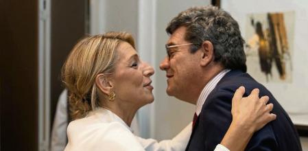 La vicepresidenta segunda y ministra de Trabajo y Economía Social, Yolanda Díaz, saluda al ministro de Inclusión, Seguridad Social y Migraciones, José Luis Escrivá, a su llegada a un desayuno informativo de Europa Press, en el Hotel Rosewood Villa Magna, a 24 de noviembre de 2022, en Madrid (España). 24 NOVIEMBRE 2022;EUROPA PRESS;ICETA;CULTURA;MEDIOS;DESAYUNO INFORMATIVO;PERIODISMO Eduardo Parra / Europa Press 24/11/2022