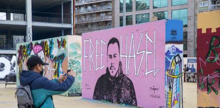 FOTO: MANÉ ESPINOSA. IMAGEN DE LOS GRAFFITIS  EN LAS PAREDES DEL PARC DE LES TRES XEMENEIES DEL PARAL·LEL. MURAL CON LA IMAGEN DEL RAPERO PABLO HASEL EN  APOYO A LA LIBERTAD DE EXPRESIÓN