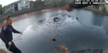 Los agentes intentado sacar del agua al niño y a la madre