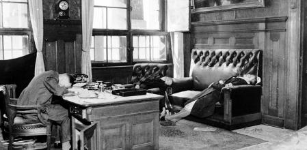 El teniente de alcalde de Leipzig y su esposa e hija, que se suicidaron en el Neues Rathaus cuando las tropas estadounidenses ingresaban a la ciudad el 20 de abril de 1945.