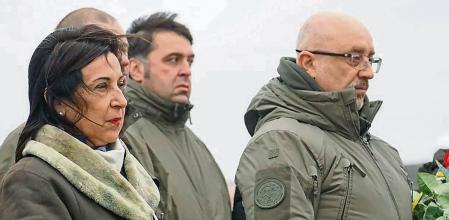 Odesa (Ukraine), 01/12/2022.- Ukrainian Defense Minister Oleksii Reznikov (R) and his Spanish counterpart Margarita Robles (L) attend the ceremony of laying flowers on the monument of fallen sailors during their meeting in the South Ukrainian city of Odesa, 01 December 2022. Margarita Robles is visiting Odesa to meet with top Ukrainian officials amid the Russian invasion. (Rusia, España, Ucrania) EFE/EPA/OLEKSII PERK