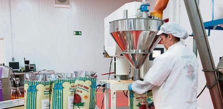 Una trabajadora durante el proceso de envasado del pimentón de La Vera, en la fábrica ‘La Dalia’, a 28 de noviembre de 2022, en La Vera, Cáceres, Extremadura (España). Para la obtención del pimentón, los pimientos pasan por distintas máquinas para retirar hojas, partes, muertas, semillas y cualquier tipo de impurezas. Después, comienza el proceso de la molienda pasando los frutos tres veces por un molino hasta conseguir el granulado y color ideal. La principal característica del pimentón de La Vera es que su secado se realiza con madera de encima, lo que le da un aroma característico. Solo los productos que se han obtenido a través de este proceso, como es el caso de ‘La Dalia’, cuentan con la llamada Denominación de Origen del Pimentón de La Vera, avalando su calidad y sabor distintivos. El pimentón es considerado el ‘oro rojo’ de nuestro país. 28 NOVIEMBRE 2022;PIMENTÓN;PIMIENTO ROJO;CACERES;PIMENTÓN DE LA VERA;LA VERA;ALIMENTO;ESPECIE;COMIDA Gustavo Valiente / Europa Press 28/11/2022