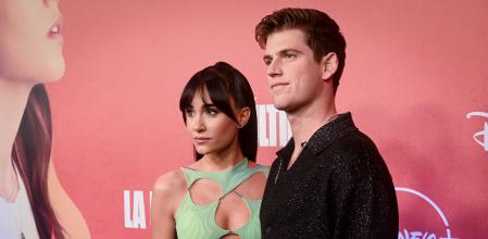 Aitana Ocaña y Miguel Bernardeau, pareja en la vida real y ahora también en 'La última', su serie para Disney+.