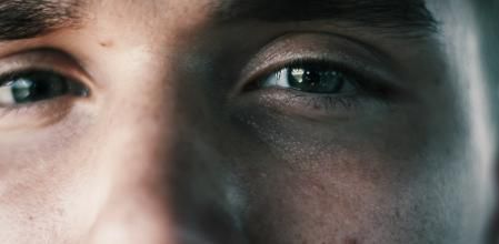 Los poros son estructuras naturales de la piel.