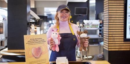 Belén Esteban posa junto a los peluches solidarios en un establecimiento