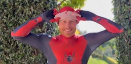 El príncipe Enrique disfrazado de Spiderman