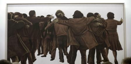 El abrazo”, pintado por el artista Juan Genovés en 1976 y considerado uno de los símbolos de la Transición, tras ser instalado hoy en el vestíbulo del Congreso de los Diputados. EFE/Chema Moya